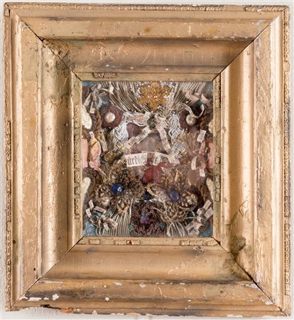 TECA RELIQUIARIO Contenente collage di perline, cartine, gioielli, stoffe,...