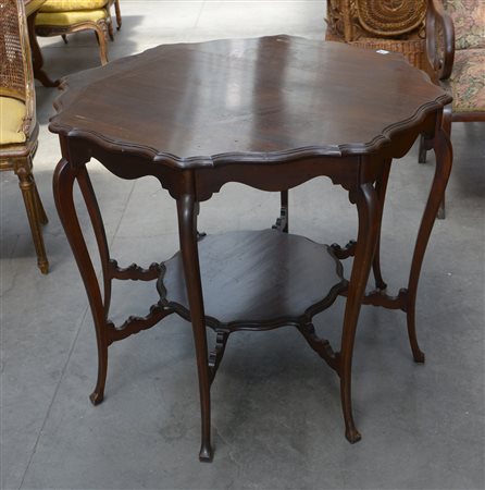 Tavolino da centro con piano ottagonale e gambe mosse riunite da un piccolo pia