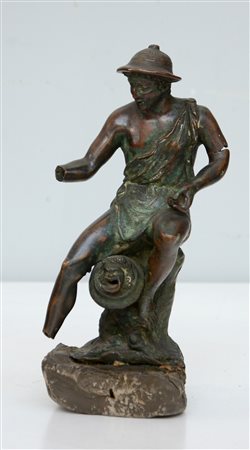 Scultura in bronzo dall’antico raffigurante figura maschile assisa (h. cm 20) (