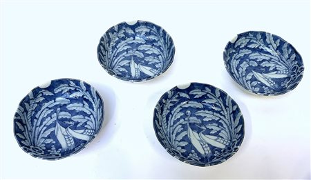 Quattro coppette in porcellana bianca e blu decorate con aironi (d. cm 14) (dif