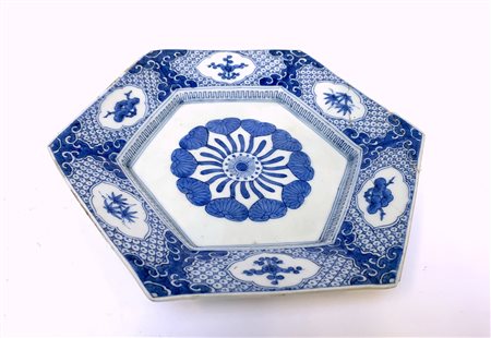 Piatto esagonale in porcellana bianca e blu decorato a motivi floreali (d. cm 2
