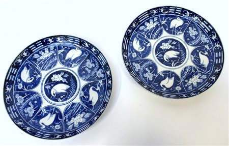 Coppia di piatti in porcellana bianca e blu decorati con aironi e trigrammi tao