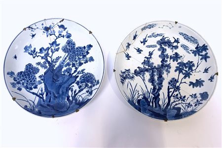 Due piatti in porcellana bianca e blu decorati con passerotti in volo montati s