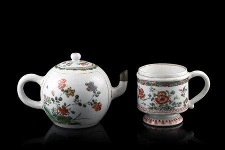 Teiera con coperchio in porcellana a smalti policromi unita ad una tazzina per