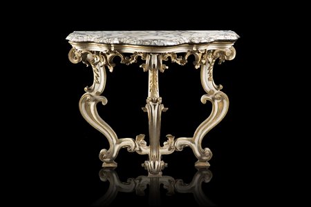 Consolle di forma mossa in legno scolpito, laccato e dorato. Fascia traforata a