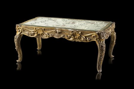 Tavolino da salotto in legno scolpito e dorato, fascia decorata a motivi stiliz