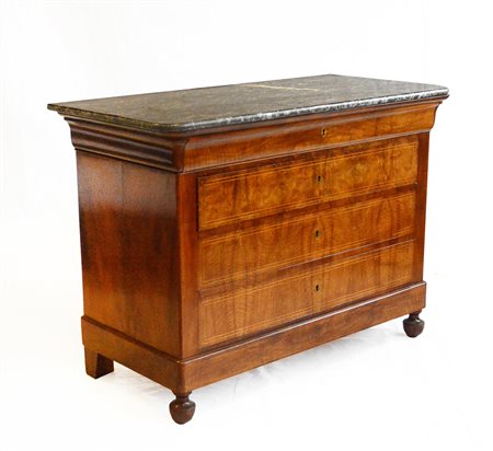 Cassettone lastronato con fronte a tre cassetti filettati e uno sottopiano, pia