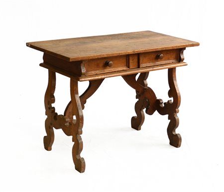 Antico scrittoio ad un cassetto, gambe a lira riunite da traverse sagomate (cm