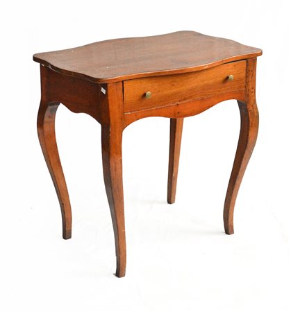 Tavolino ad un cassetto con piano sagomato e intarsiato a motivi fogliati e vol