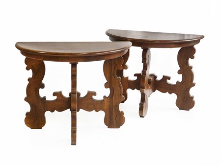 Coppia di consolles demilune in legno, sostegni sagomati (cm 100x78x49) (difett