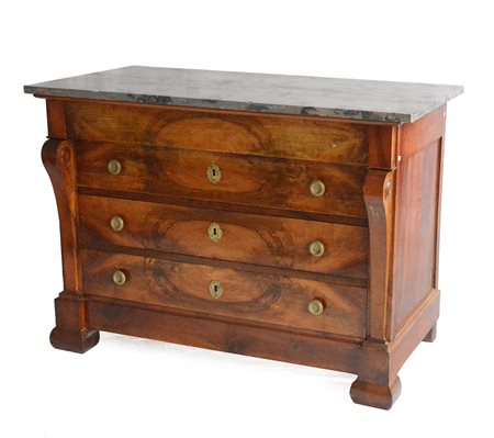 Comò a quattro cassetti lastronati in piuma, montanti sagomati, piedi squadrati