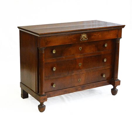 Comò lastronato a quattro cassetti con montanti a colonne tornite decorate da c