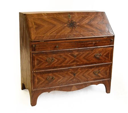 Ribalta lastronata e filettata in legni vari, fronte a due cassetti e due in li