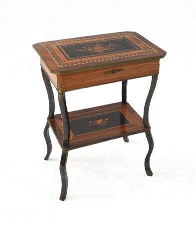 Tavolino da lavoro con piano apribile e pianetto di raccordo lastronati, filett