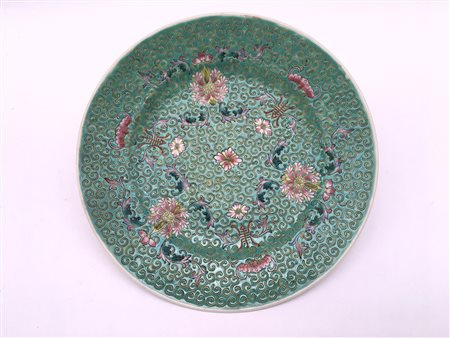 Piatto a decoro floreale in porcellana Famiglia Rosa su fondo turchese, marchio
