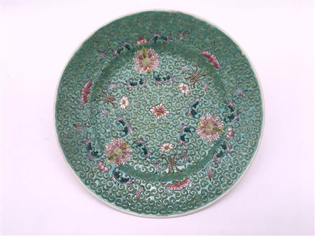 Piatto a decoro floreale in porcellana Famiglia Rosa su fondo turchese, marchio