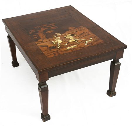 Tavolino da salotto con piano filettato e intarsiato in legni vari e avorio con