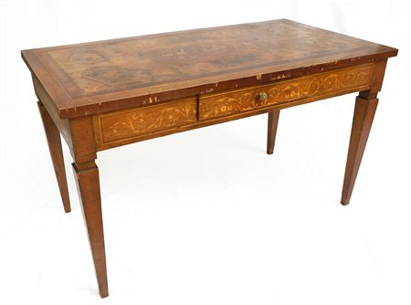 Tavolo con piano e fascia ad un cassetto filettati e intarsiati a volute vegeta