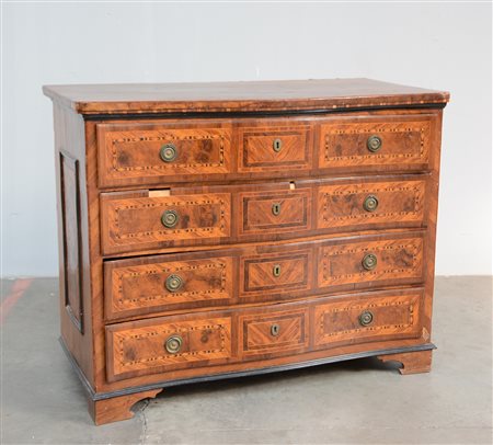 Cassettone a quattro cassetti filettati e decorati a intarsi geometrici, fronte