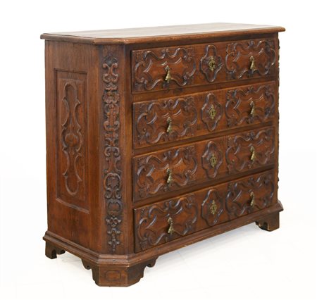 Cassettone a quattro cassetti decorati da sagome intagliate, montanti scolpiti