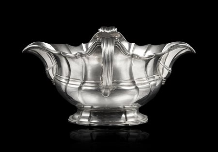 Salsiera biansata in argento a corpo costolato e con profili sagomati. Anse sca