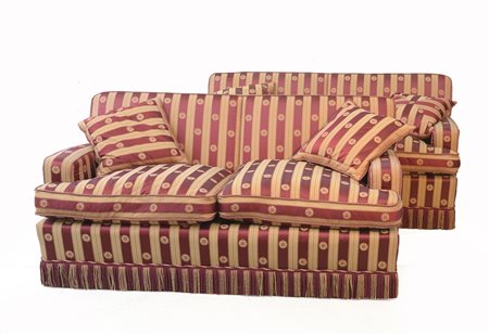 Coppia di divani a due posti in seta rossa e gialla (difetti)