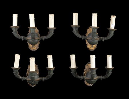 Gruppo di quattro appliques a tre braccia in bronzo brunito e dorato. Secolo XI