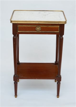 Tavolino da salotto a gamba alta con piano in marmo decorato da ringhiera in me