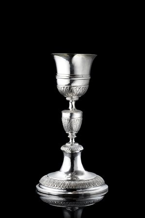 Calice in argento con fusto a balaustro, sbalzato a foglie d'acanto e palmette.