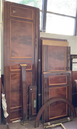 Parte di boiserie in stile Impero decorata a fregi dorati (misure differenti) (