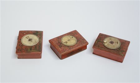 Gruppo di tre scatole porta fiches in legno laccato rosso a chinoiserie con seg
