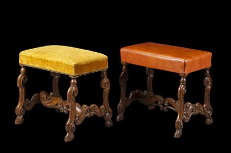 Coppia di sgabelli con gambe di forma mossa unite da traversa a volute, una sed