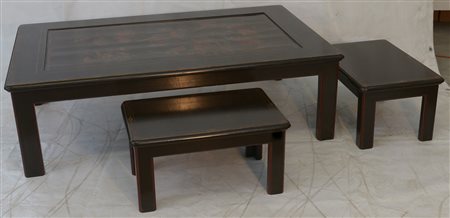 Set composto da tavolo basso e due sgabelli in legno laccato in nero, piano con