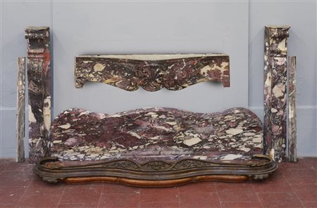 Camino di forma mossa in calacatta viola, fascia centrata da cartella con gigli