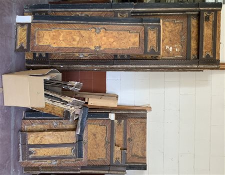 Parte di boiserie formata da pannelli laccati a chinoiserie con fregi a finto m