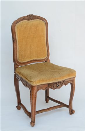 Sedia in noce con schienale sagomato e gambe riunite da traversa. Secolo XVIII