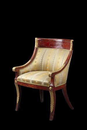 Poltrona in legno laccato rosso con fregi intagliati a foglie d'acanto, gambe a