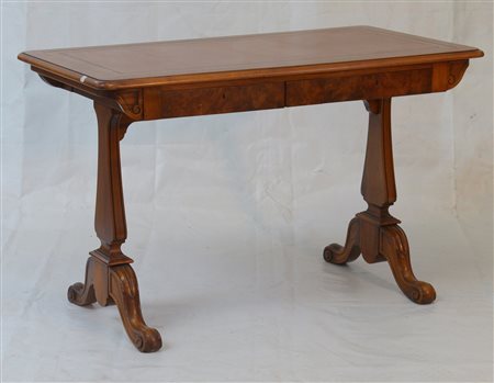 Tavolo scrittoio con piano in pelle impresso in oro e fascia a due cassetti las