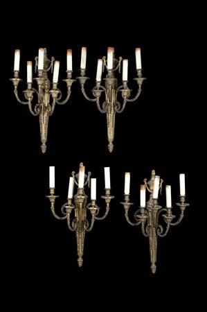 Gruppo di quattro appliques a cinque braccia con corpi scanalati e portacandele