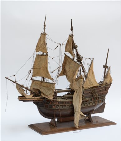 Modello di galeone a tre alberi con vele in stoffa (cm 70) (difetti)