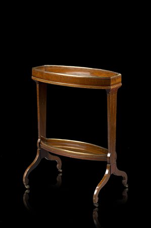 Tavolo a vassoio a due ripiani con fasce filettate in legno chiaro e decorate d