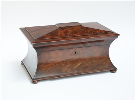 Tea box in mogano con all'interno due scatole e vaso in cristallo. Inghilterra,