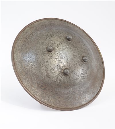 Scudo islamico in ferro inciso all'acido con motivi floreali e versetti coranic