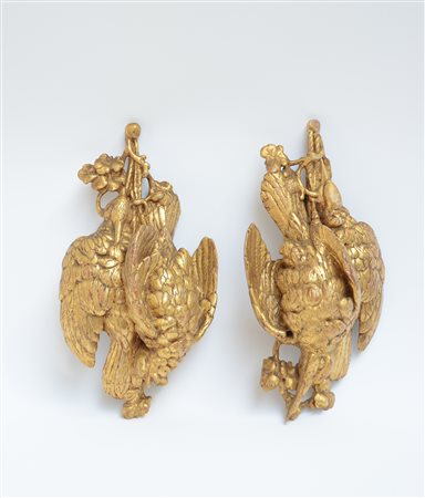Coppia di fregi in legno intagliato e dorato raffiguranti pennuti. Secolo XIX (
