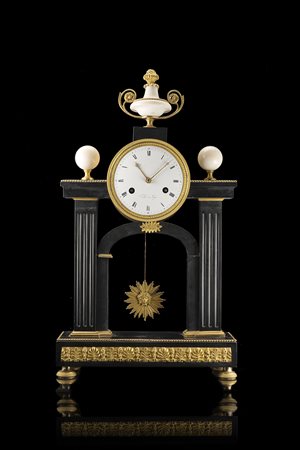 VEIBEL A LYON
Pendola a portico in marmo nero del Belgio con pinnacoli e vaso b