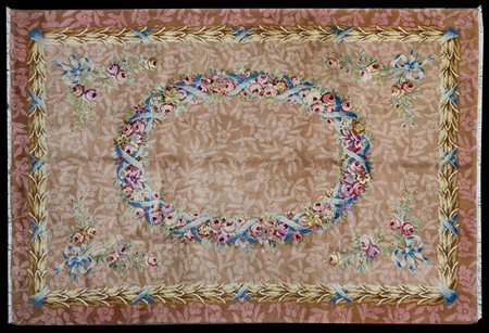 Tappeto del tipo Savonnerie, Europa metà secolo XX. 
Decoro francese di ispiraz