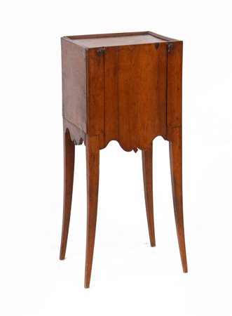 Comodino a gamba alta ad uno sportello, fascia sagomata. Inizio sec. XIX (cm 35
