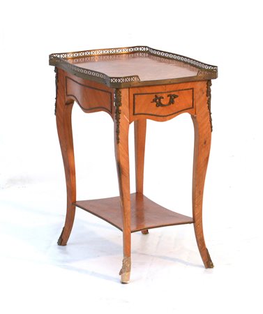 Tavolino da centro a due ripiani interamente lastronato, un cassetto nella fasc