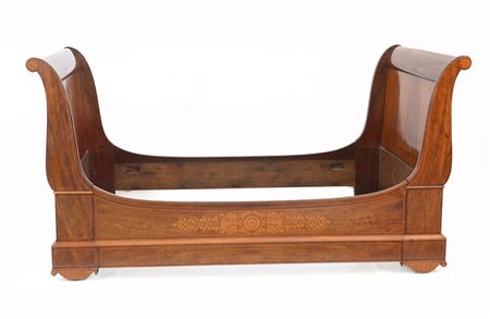 Letto a barca lastronato, radicato e filettato, fascia intarsiata con rosone e