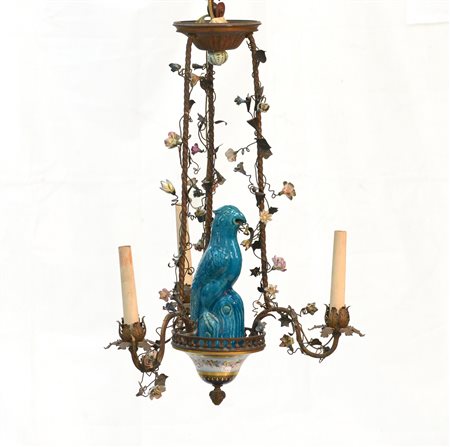 Lampadarietto a tre fiammo in ferro battuto decorato con fiorellini in porcella